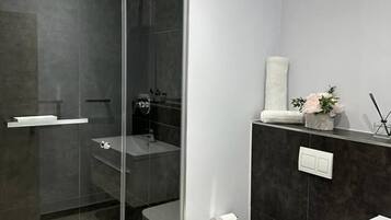 Handtücher, Seife, Shampoo, Toilettenpapier