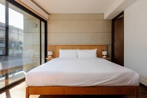 2 bedrooms, desk, WiFi, bed sheets