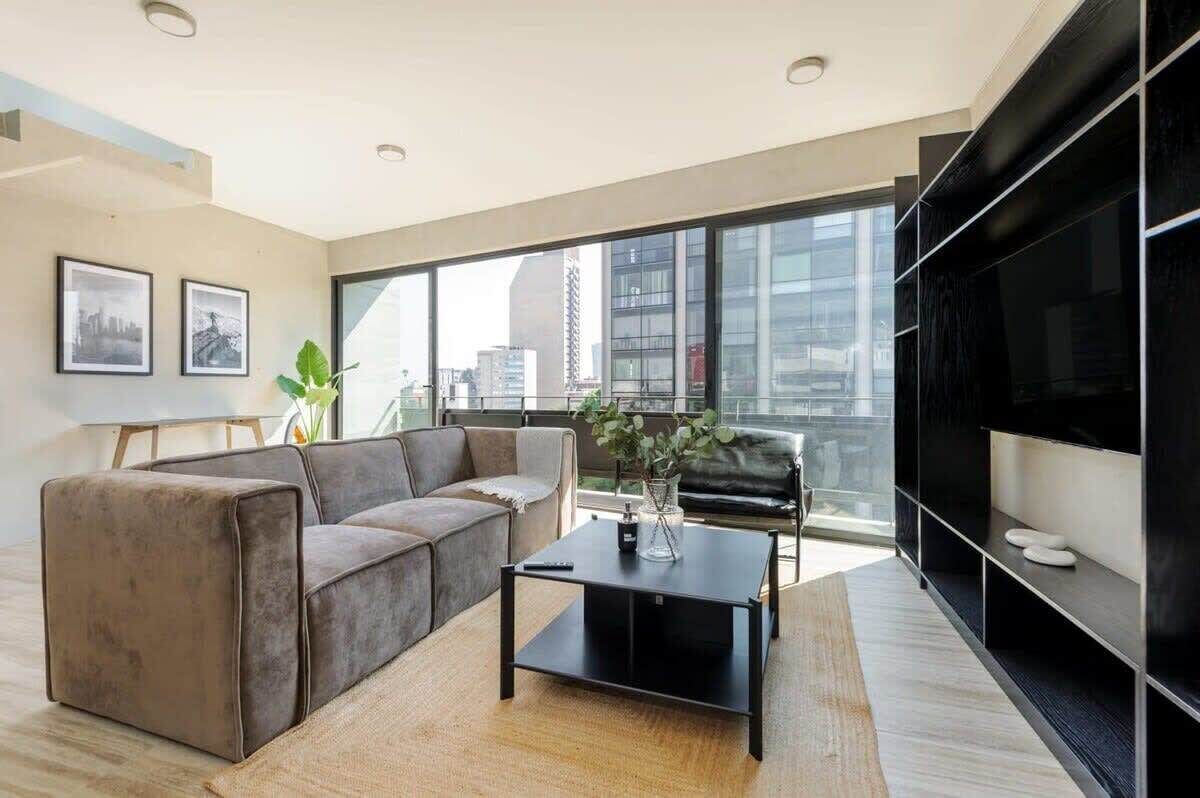 Een televisie en een kantoor