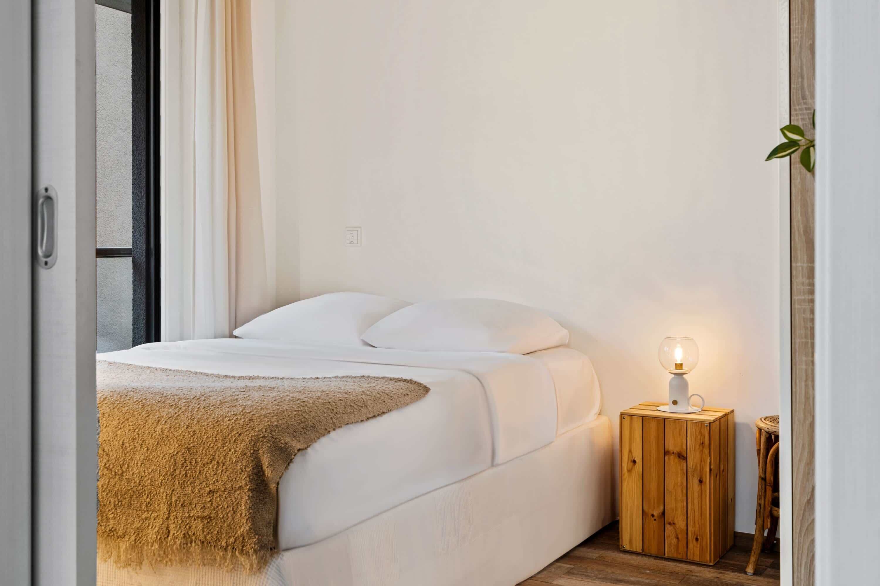 1 slaapkamer, een bureau, een strijkplank/strijkijzer, wifi