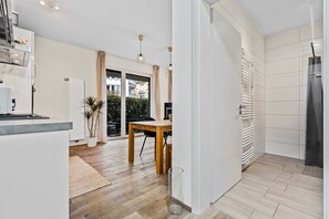 Fridge, microwave, oven, stovetop - Chic Stay in Limpertsberg Near City Center (Luxembourg)