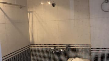 Family Quadruple Room | Bathroom | Shower, bidet, towels, soap