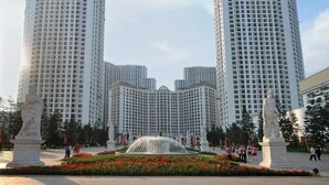 Un bâtiment moderne doté d’une fontaine centrale et de statues.
