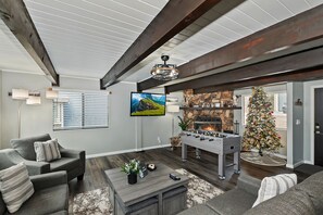 Televisión, chimenea y futbolito 