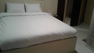 Standard Double Room | Desk, laptop workspace, bed sheets