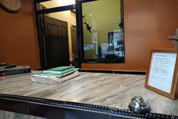 Reception - OYO 93485 Hotel Kenzie Sentani (Sentani)