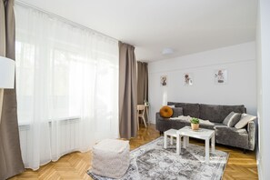 Apartemen Deluks | 2 kamar tidur, seprai antialergi, dan meja kerja