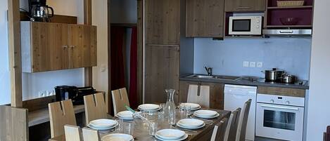Four Ă micro-ondes, un four, surface de cuisson, lave-vaisselle