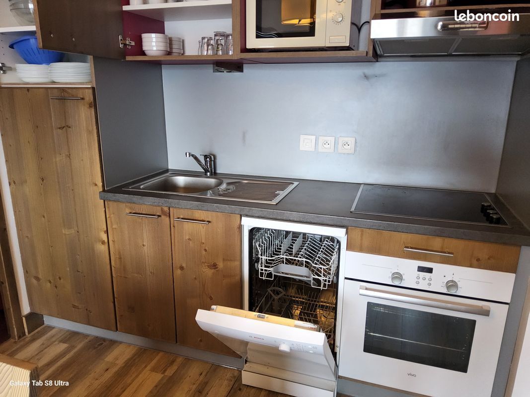 Een microgolfoven, een oven, een kookplaat, een vaatwasser