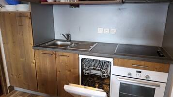 Microondas, horno, parrilla de estufa y lavavajillas