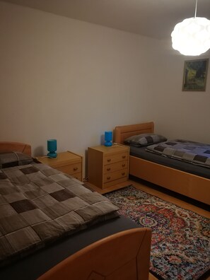 3 quartos, ferros/tábuas de passar roupa, Wi-Fi, roupa de cama