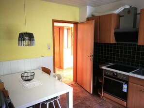 Fridge, microwave, oven, stovetop - Ferienwohnung/monteurwohnung für 1-4 Personen mit Balkon (Neustadt bei Coburg)