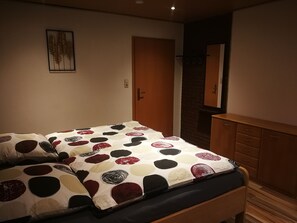 3 bedrooms, iron/ironing board, WiFi, bed sheets - Ferienwohnung/monteurwohnung für 1-4 Personen mit Balkon (Neustadt bei Coburg)