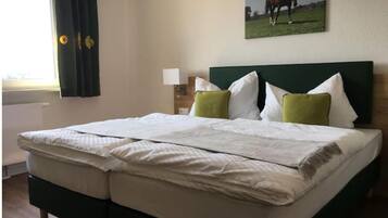 6 makuuhuonetta, työpöytä, silitysrauta/-lauta, vauvan matkasänky