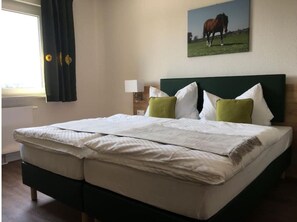 6 bedrooms, desk, iron/ironing board, travel crib