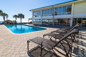 Pool - Oceanfront Room 7th Floor Sleeps 4 (Pawleys Island)
