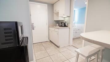 Kühlschrank, Mikrowelle, Wasserkocher mit Kaffee-/Teezubehör