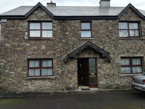 Detatched home 5 minutes walk from Town Centre -off-street parking for 3-4 cars