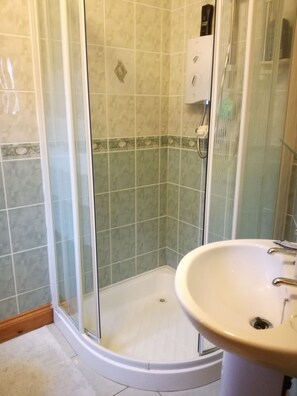 Douche, séchoir à cheveux, serviettes fournies, savon
