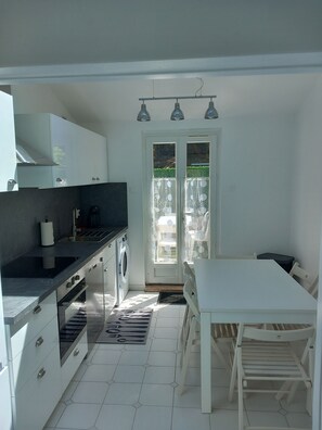 Een koelkast, een magnetron, een oven, een kookplaat