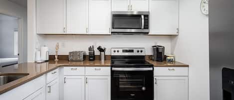Réfrigérateur, four à micro-ondes, un four, surface de cuisson