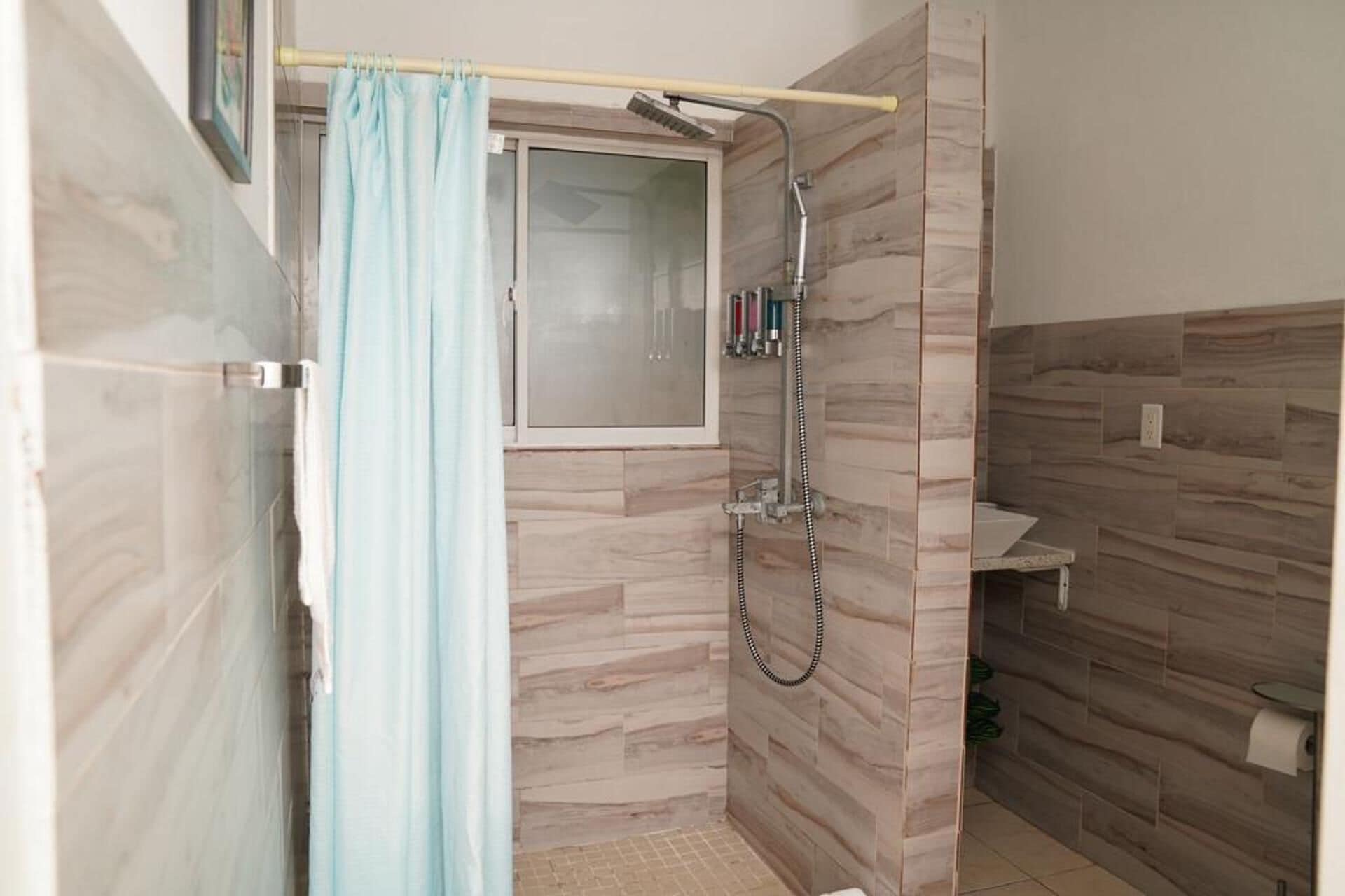 Villa | Badkamer | Een douche, een haardroger, badjassen, handdoeken