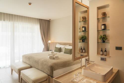 Premium bedding, minibar, in-room safe, desk