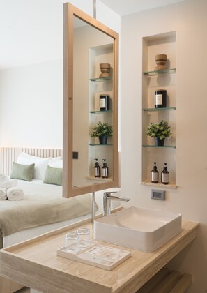 Premium bedding, minibar, in-room safe, desk - Niranapa Boutique Resort (Karon)