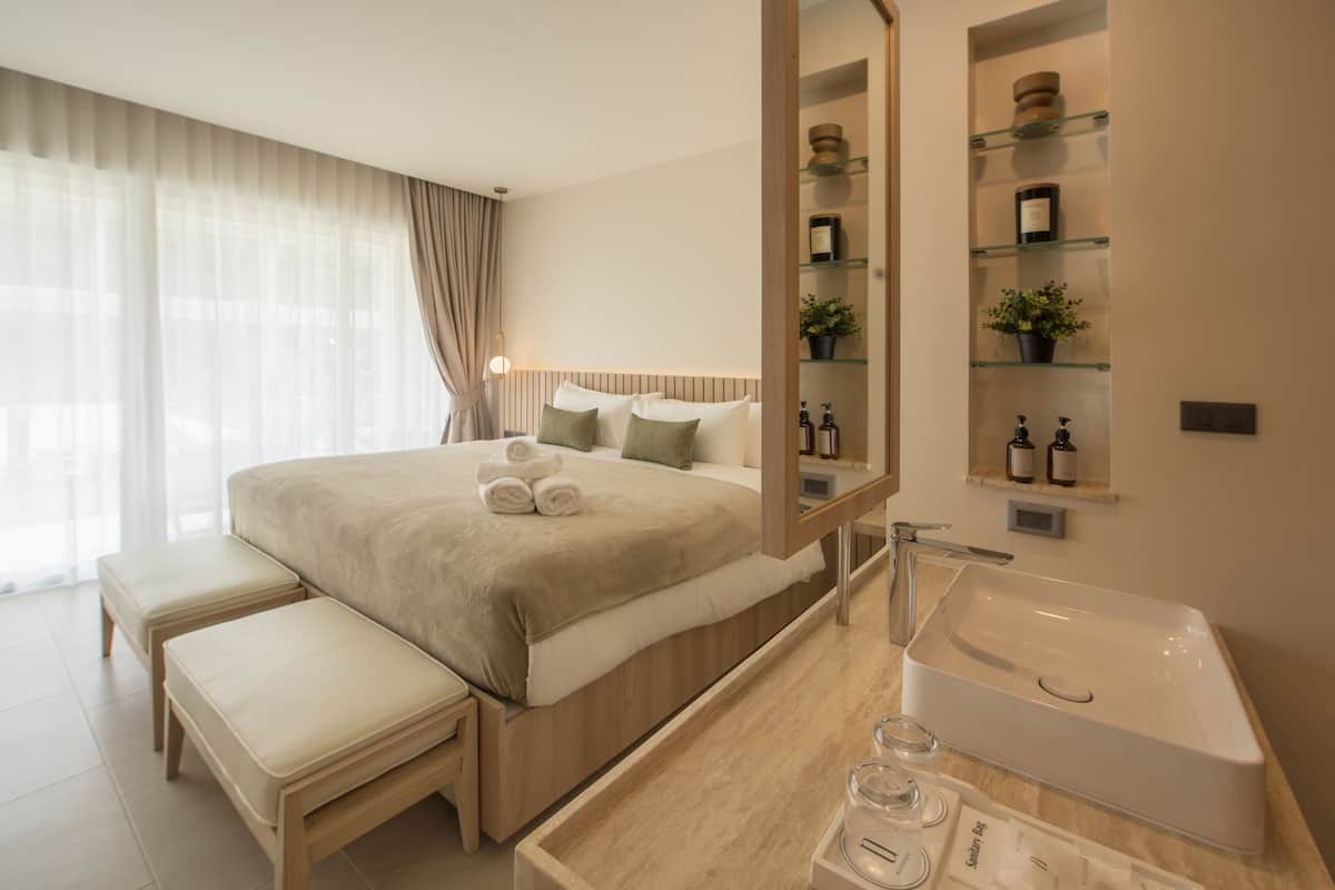 Deluxe-Zimmer, Poolblick | Hochwertige Bettwaren, Minibar, Zimmersafe, Schreibtisch