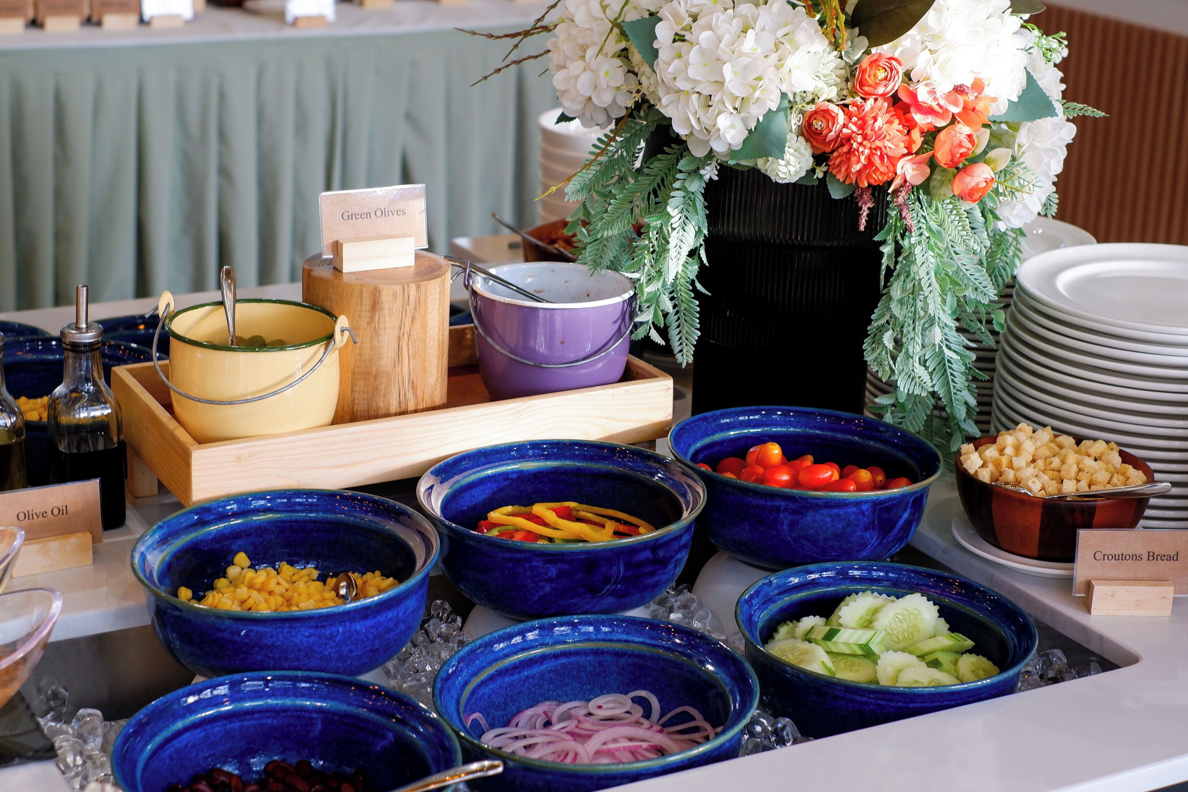 Een buffet met verschillende gerechten en toevoegingen.