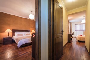 3 chambres, coffres-forts dans les chambres, fer et planche à repasser