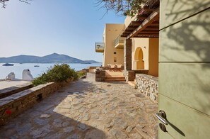 Front of property - Ochre Dream Beach & Sunset villa Naousa (Paros)