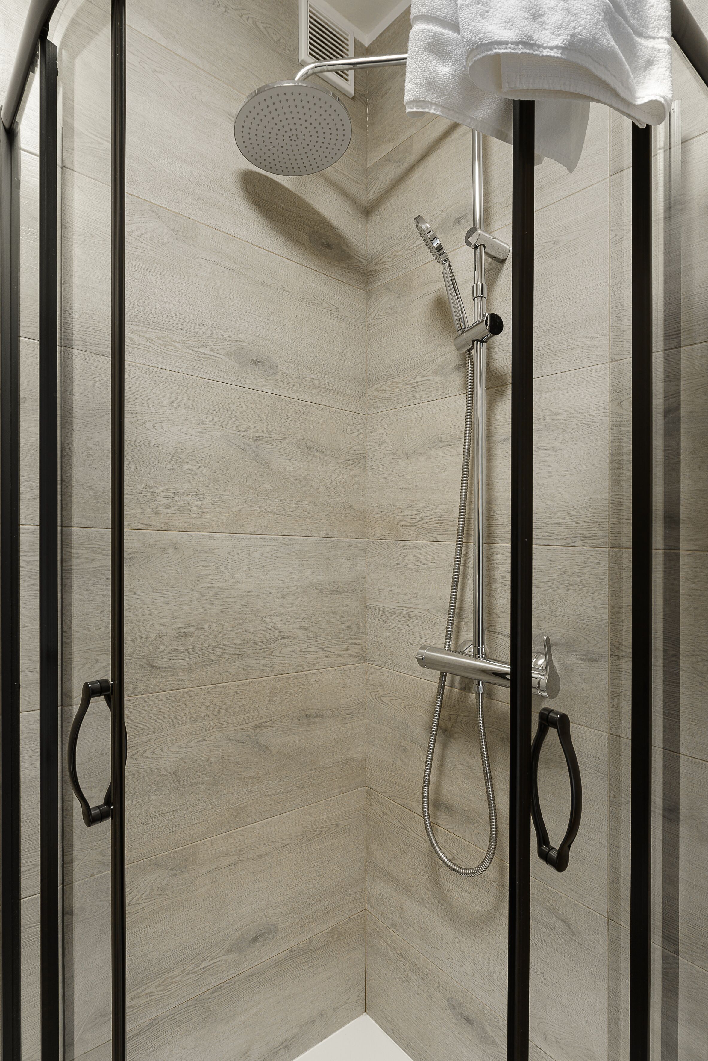 Classic Apartment | Bathroom | Shower, rainfall showerhead, hair dryer, towels
