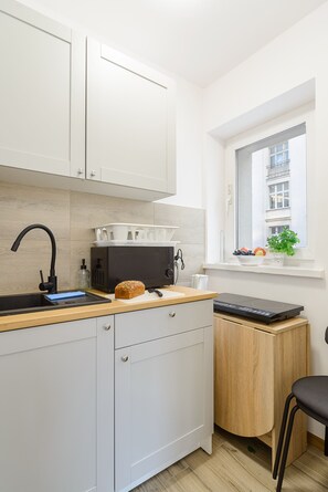 Apartamento clássico | Cozinha privada | Frigobar, micro-ondas, cooktop, talheres/pratos/utensílios de cozinha