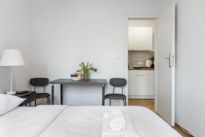Literie hypoallergénique, fer et planche à repasser