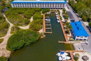 Un hôtel doté d’un quai, de bateaux et d’un parking.