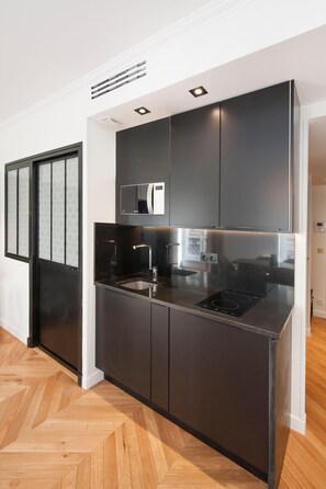 Refrigerador, microondas y parrilla de estufa 