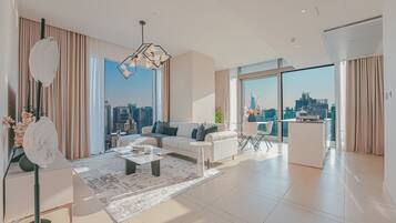 Exclusive Apartment, 2 Bedrooms, Balcony, Marina View | Ruang tamu | 65 inci sebuah televisyen pintar dengan kabel, Netflix, filem berbayar