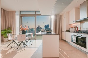 Exclusive-Apartment, 2 Schlafzimmer, Balkon, Blick auf den Jachthafen | Eigene Küche | Großer Kühlschrank, Mikrowelle, Ofen, Herdplatte