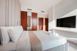 Exclusive Apartment, 2 Bedrooms, Balcony, Marina View | 2 bedrooms, Egyptian cotton sheets, premium bedding, in-room safe