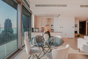 Exclusive Apartment, 2 Bedrooms, Balcony, Marina View | Dining room