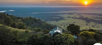 The Observatory Lodge at Kichwamba escarpment overlooking Queen Elizabeth NP. 