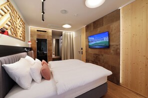 Suite | 1 bedroom, in-room safe, desk, blackout drapes