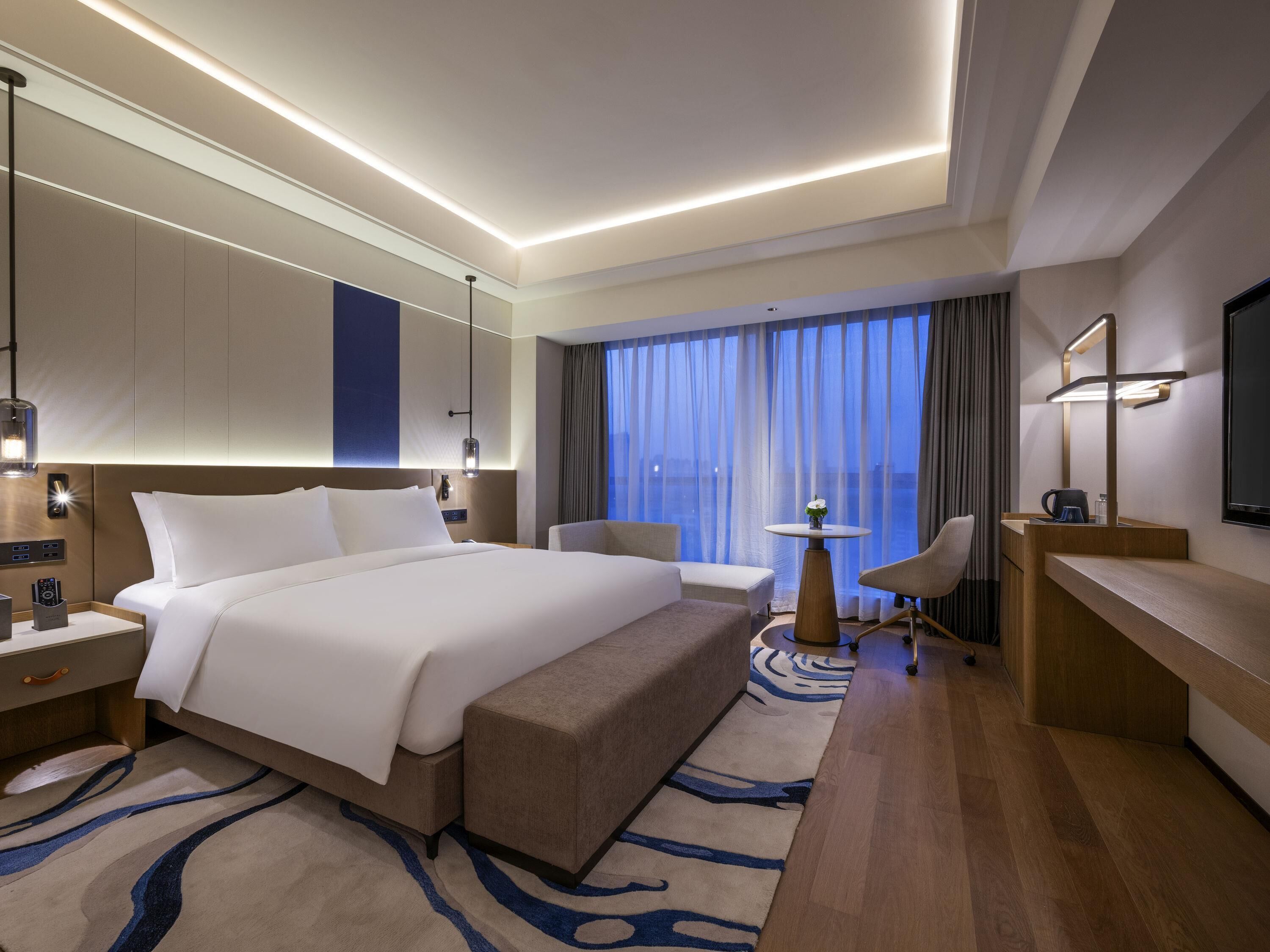 Superior Room, 1 Katil Raja (King) | Peti besi dalam bilik, langsir/tirai gelap terus, kalis bunyi 