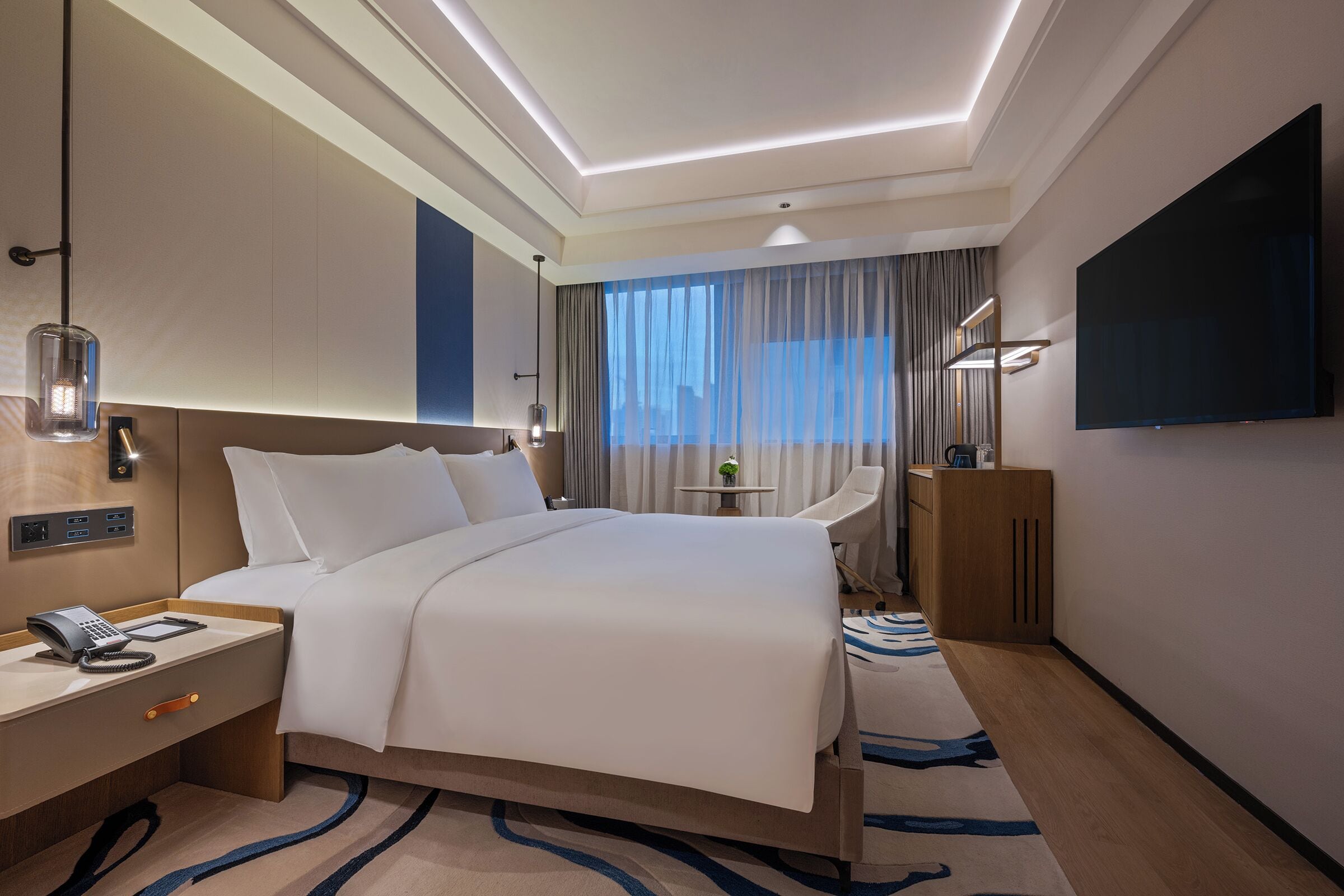 Standard Room, 1 King Bed, Accessible | In-room safe, desk, blackout curtains, soundproofing