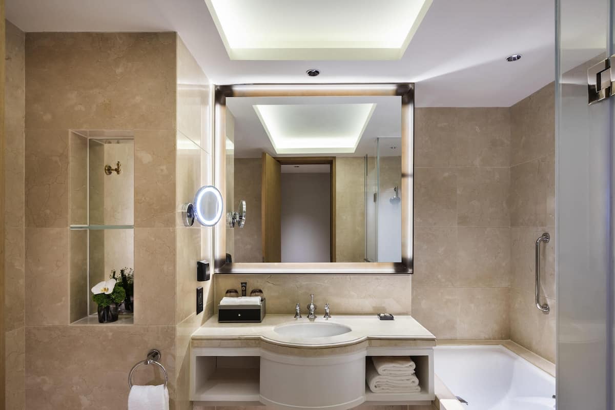 Caja de seguridad en la habitación y cortinas blackout