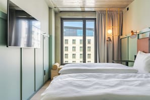 Habitación estándar, 1 cama de matrimonio grande | Espacio para trabajar con un portátil y sistema de insonorización