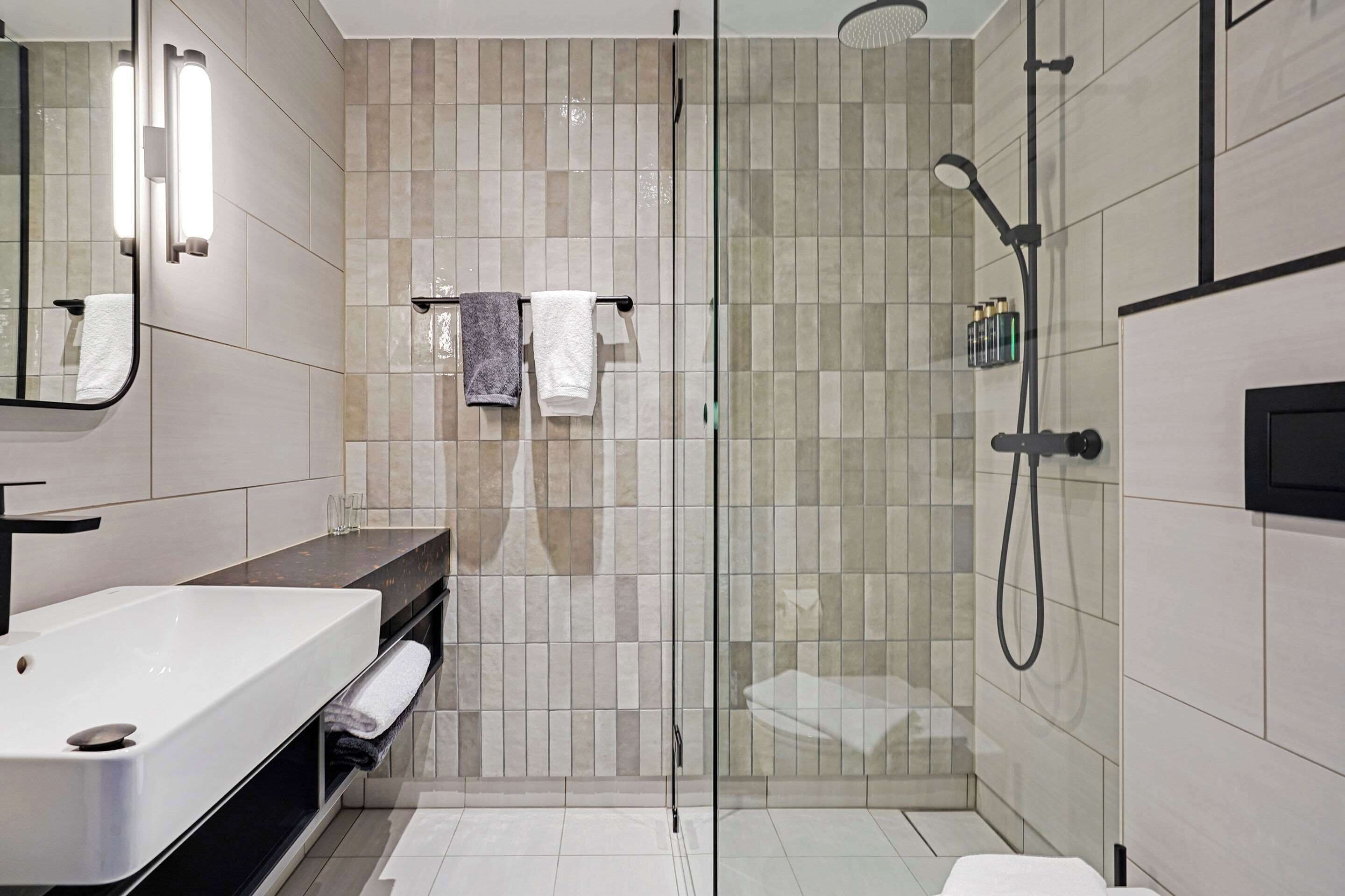 Habitación estándar con 2 camas individuales, 2 camas individuales | Minibar, insonorización, tabla de planchar con plancha y cunas 