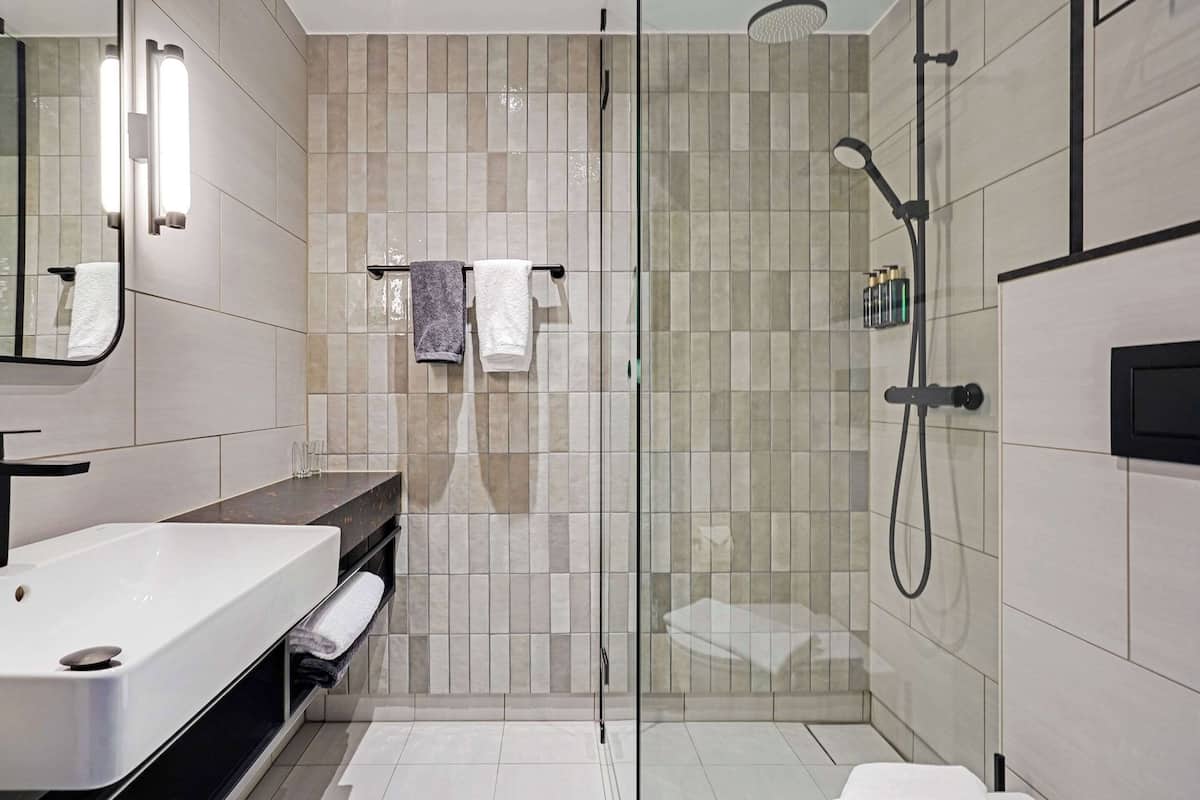 Habitación estándar con 2 camas individuales, 2 camas individuales | Minibar, insonorización, tabla de planchar con plancha y cunas