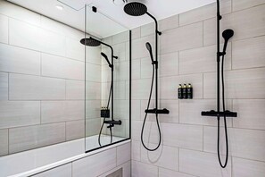 Suite (1 Queen and 1 King) | Minibar, habitacions insonoritzades i planxa i posts de planxar 